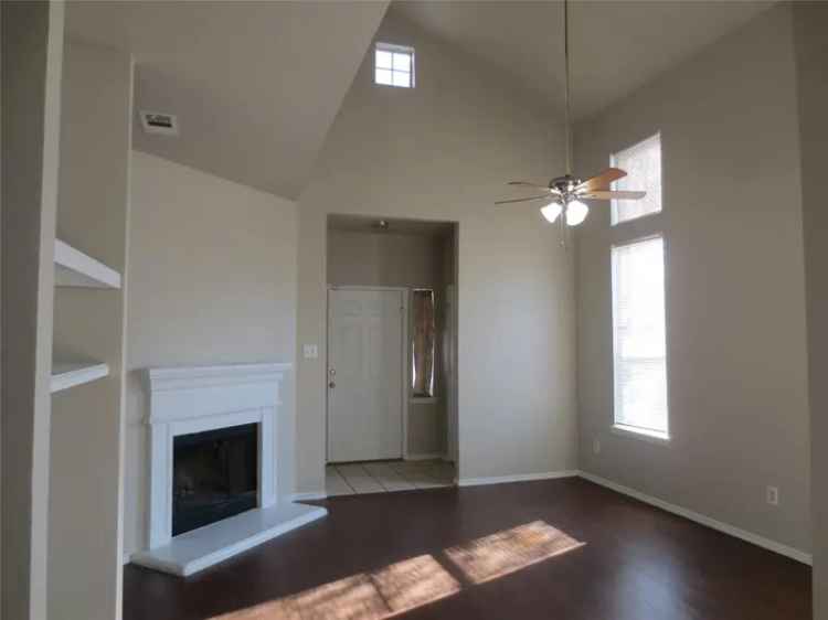 Multi-family house For Rent in Arlington, Texas