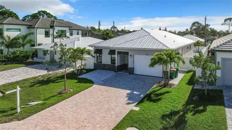 Single-family house For Sale in 828, 100th Avenue North, Florida