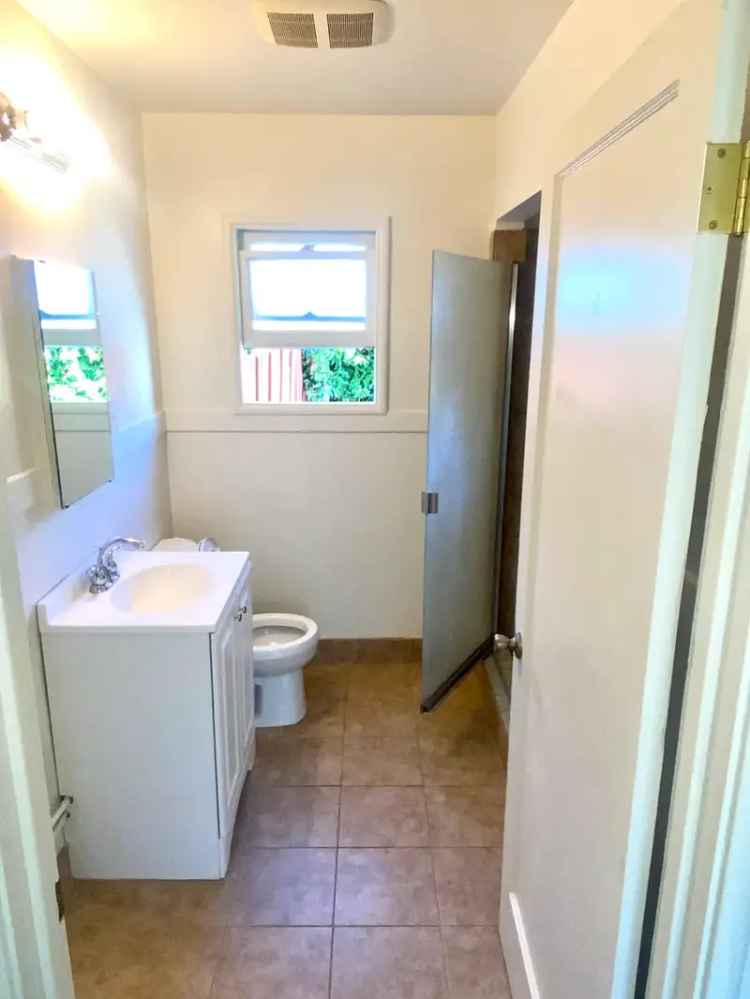 1 Bedroom Duplex Near Hayward BART - Available Feb 1