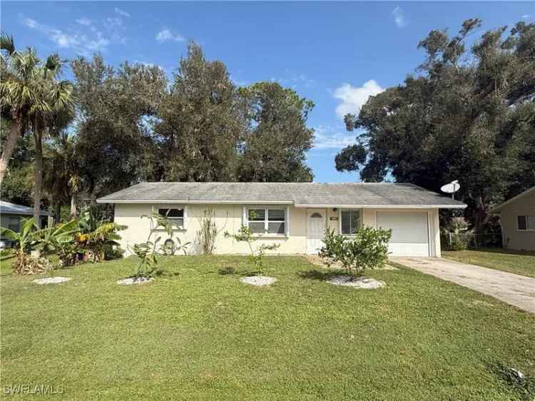 Single-family house For Sale in Fort Myers Shores, Florida