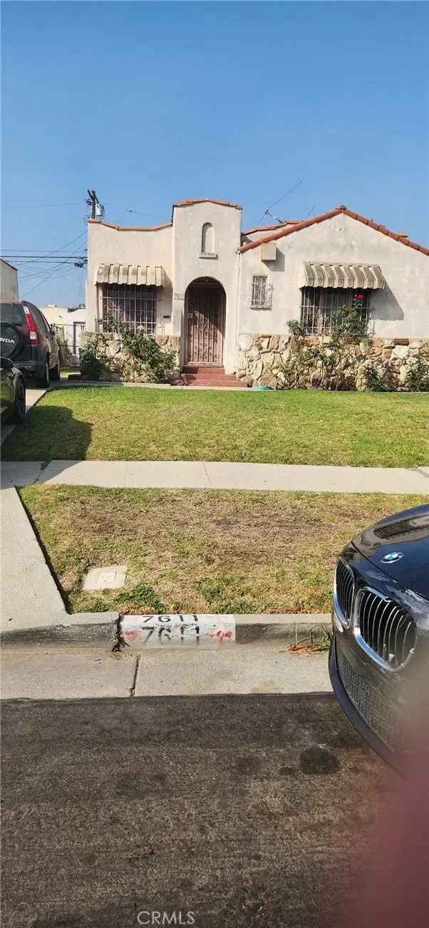 Single-family house For Sale in 7611, South Hobart Boulevard, Los Angeles, California