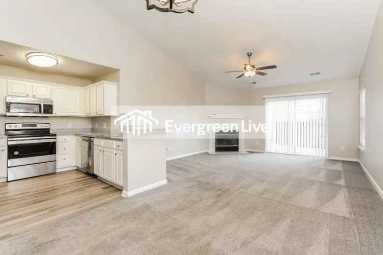 3 Bedroom 2 Bath Home Near Shopping and Dining