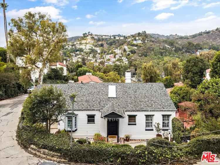 Single-family house For Sale in 6722, Whitley Terrace, Los Angeles, California