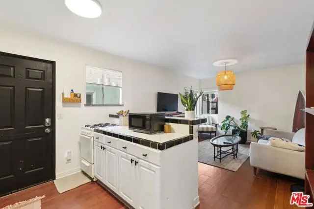 Condo For Sale in Los Angeles, California