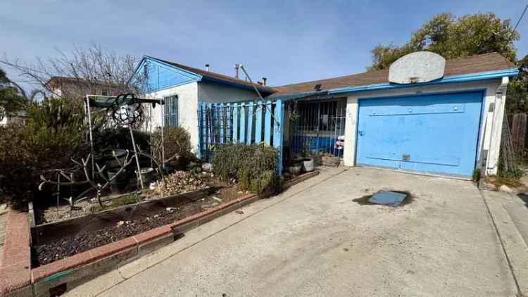 Single-family house For Sale in 4810, Iroquois Avenue, San Diego, California