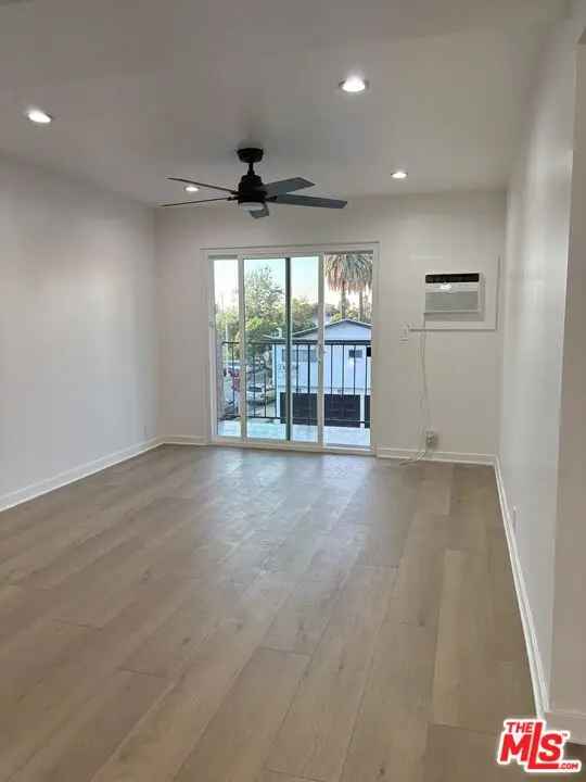 Condo For Sale in Long Beach, California