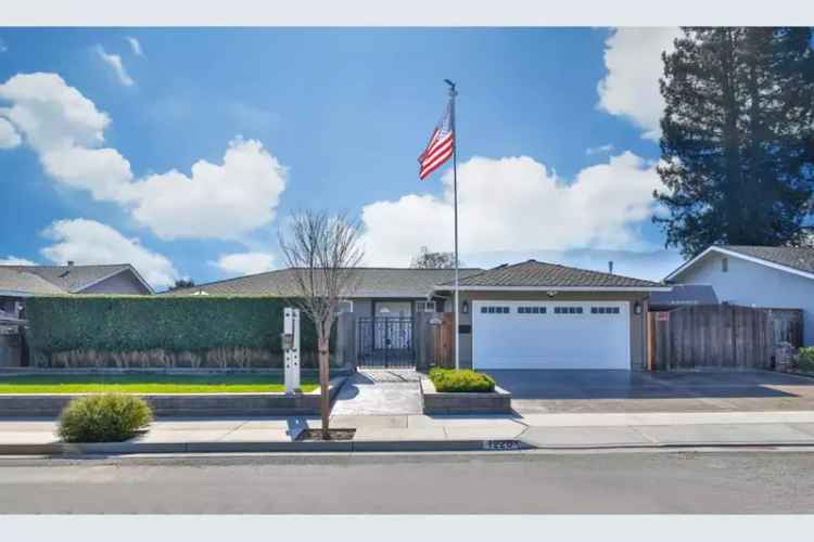 Single-family house For Sale in 1220, Cypress Court, Gilroy, California