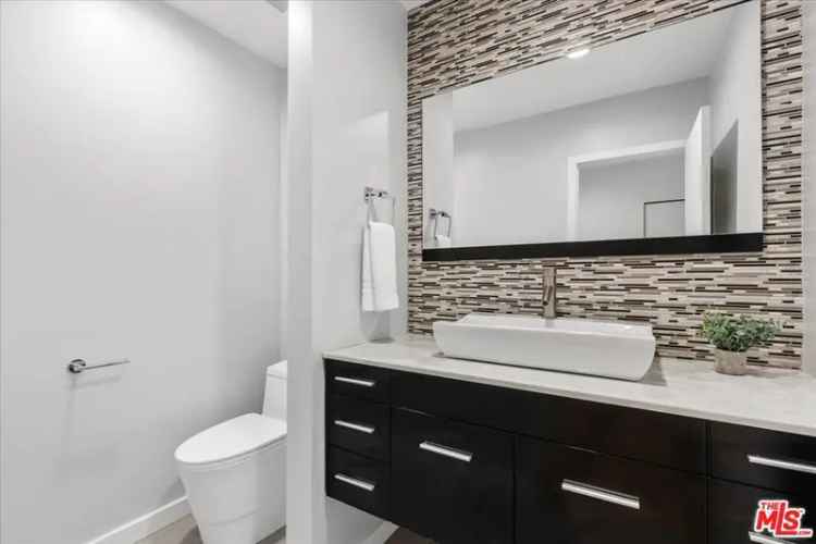 Condo For Sale in 11919, Mayfield Avenue, Los Angeles, California