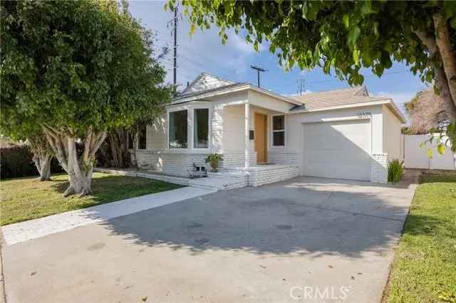 Single-family house For Sale in 12375, Herbert Street, Culver City, California