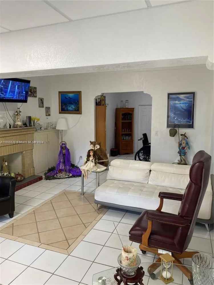 Single-family house For Sale in 1455, Northwest 112th Street, Hialeah, Florida