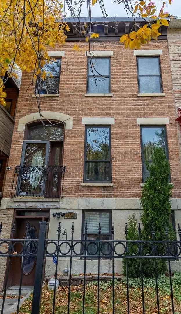 Multi-family house For Sale in 1640, West Warren Boulevard, Chicago, Illinois