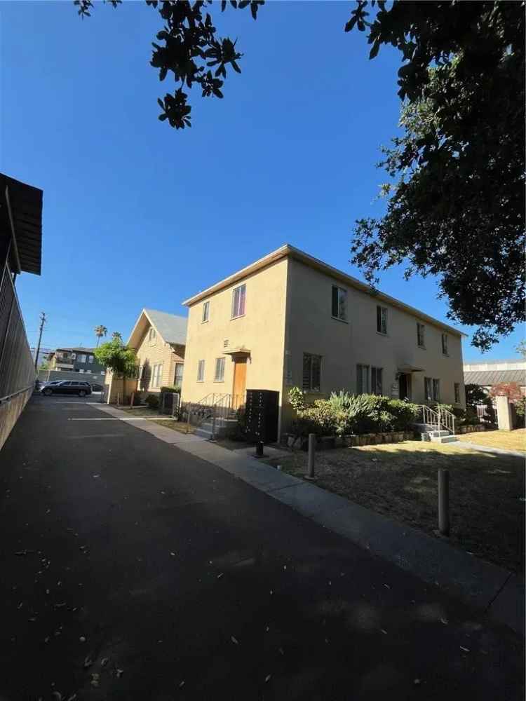 Multi-family house For Sale in 327, Riverdale Drive, Glendale, California