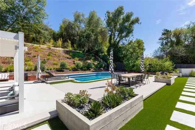 Single-family house For Sale in 19258, Berclair Lane, Los Angeles, California