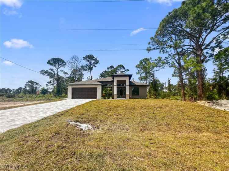 Single-family house For Sale in 1503, East 7th Street, Lehigh Acres, Florida