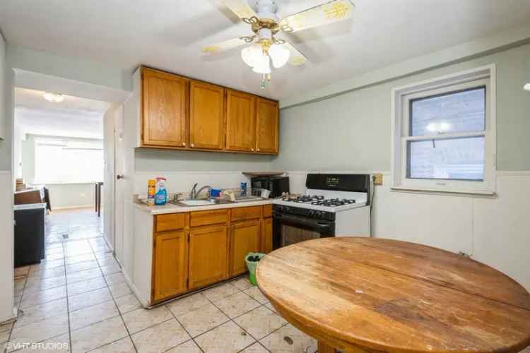 Single-family house For Sale in 2510, North Linder Avenue, Chicago, Illinois