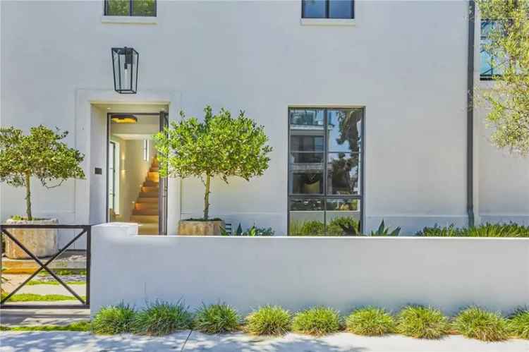 Single-family house For Sale in 1703, East Ocean Boulevard, Newport Beach, California