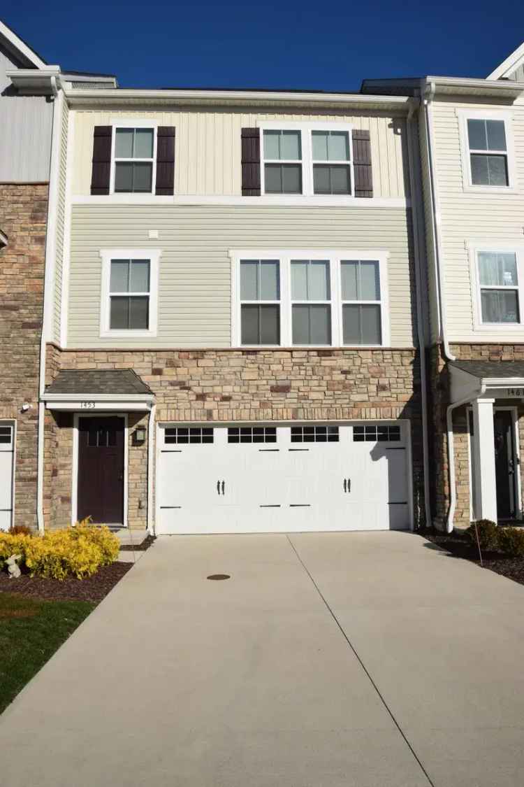 3 Bed 2.5 Bath Townhouse for Rent in Avon OH