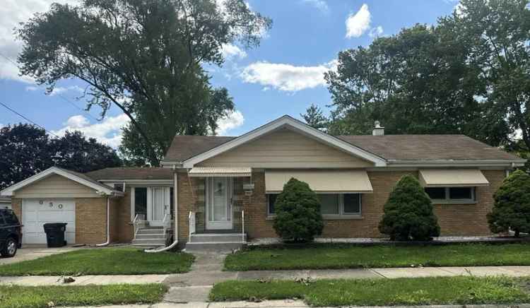 Single-family house For Sale in 650, East 159th Place, South Holland, Illinois