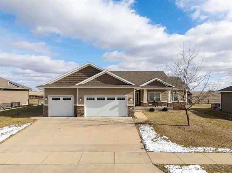 Single-family house For Sale in 1200, Wood Lily Road, Solon, Iowa