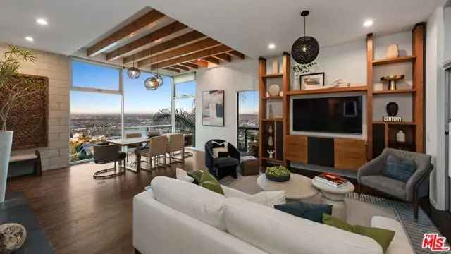 Single-family house For Sale in 8896, Evanview Drive, Los Angeles, California