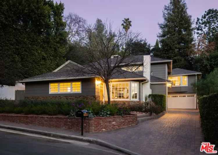 Single-family house For Sale in 11224, Canton Drive, Los Angeles, California