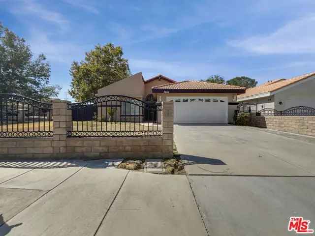 Single-family house For Sale in 44811, Fenhold Street, Lancaster, California