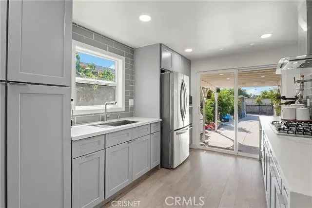 Single-family house For Sale in 13118, Hoyt Street, Los Angeles, California