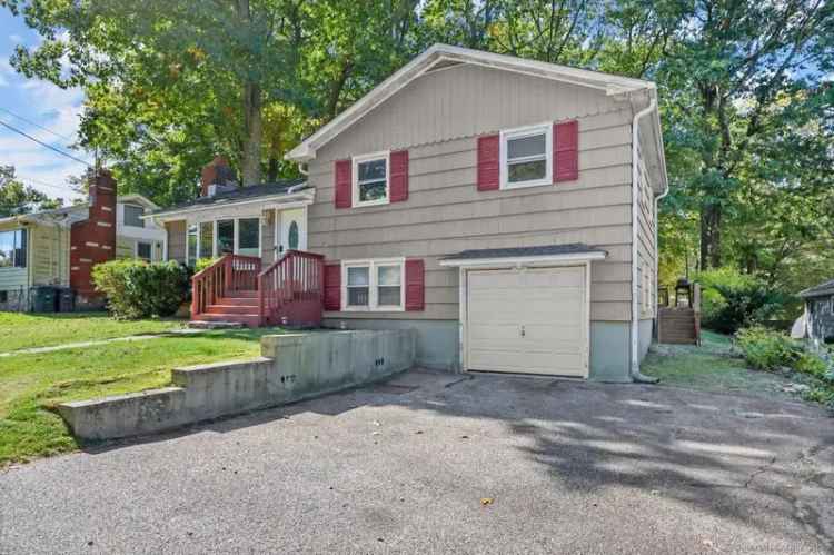 Single-family house For Sale in 155, Lakeside Drive, Bridgeport, Connecticut