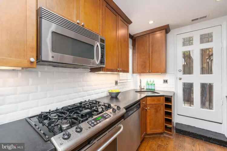 Single-family house For Sale in 815, G Street Northeast, Washington, District of Columbia