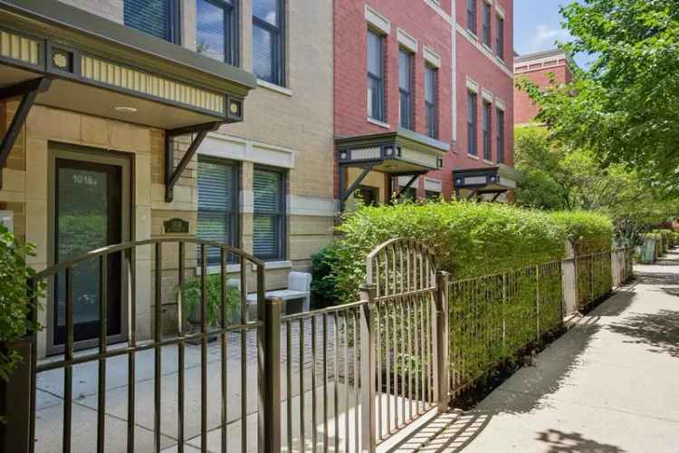 Condo For Sale in 1016, North Crosby Street, Chicago, Illinois