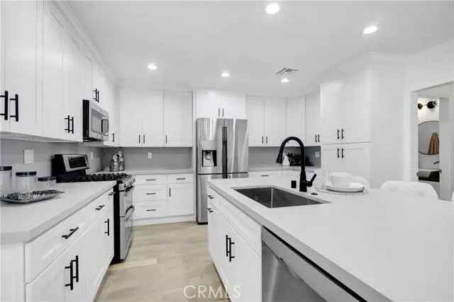 Single-family house For Sale in 5237, Melvin Avenue, Los Angeles, California