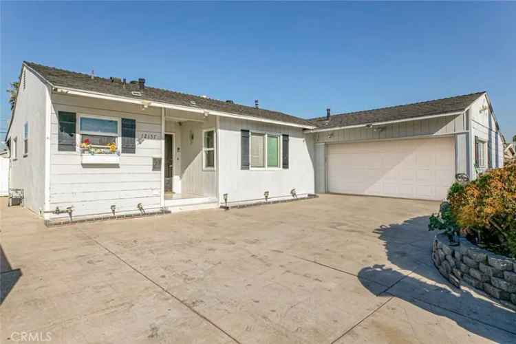 Single-family house For Sale in 12157, Lull Street, Los Angeles, California