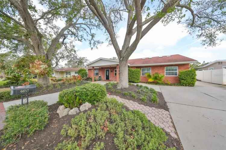 Single-family house For Sale in 6657, Bougainvilla Avenue South, Saint Petersburg, Florida