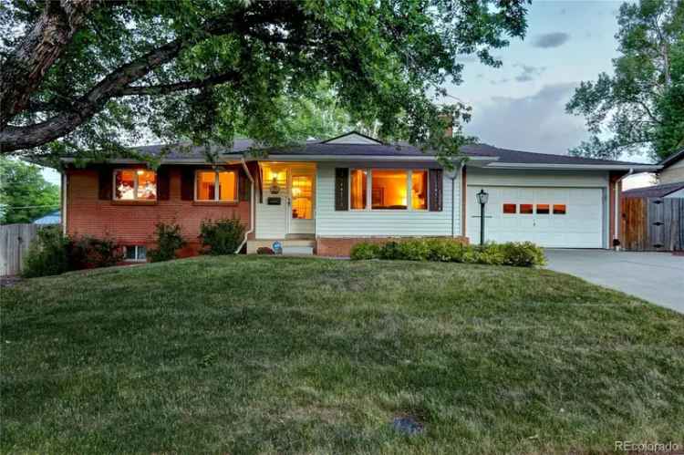 Single-family house For Sale in Lakewood, Colorado