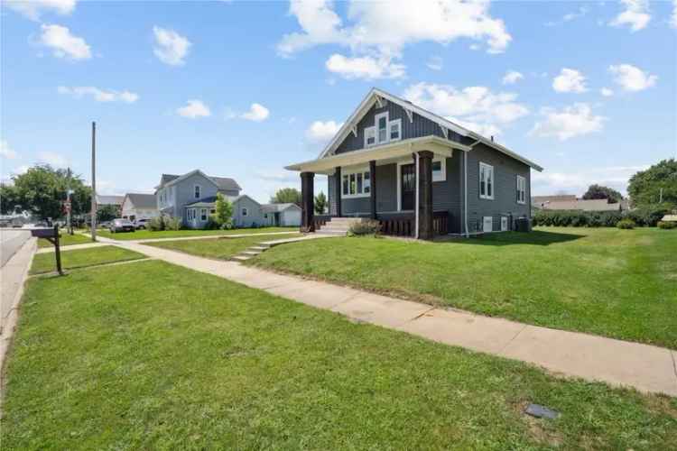 Single-family house For Sale in 219, North Main Street, Monticello, Iowa