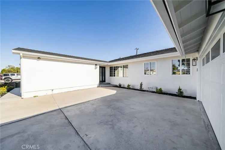 Single-family house For Sale in 15352, Stanford Lane, Huntington Beach, California