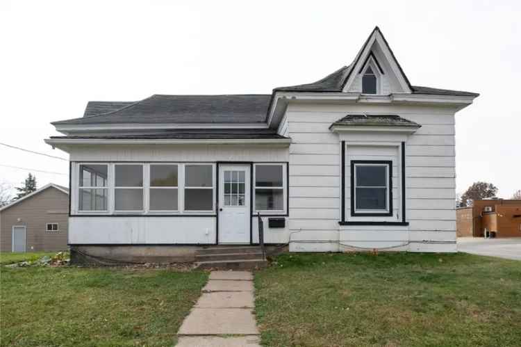 Single-family house For Sale in 214, West 8th Street, Vinton, Iowa