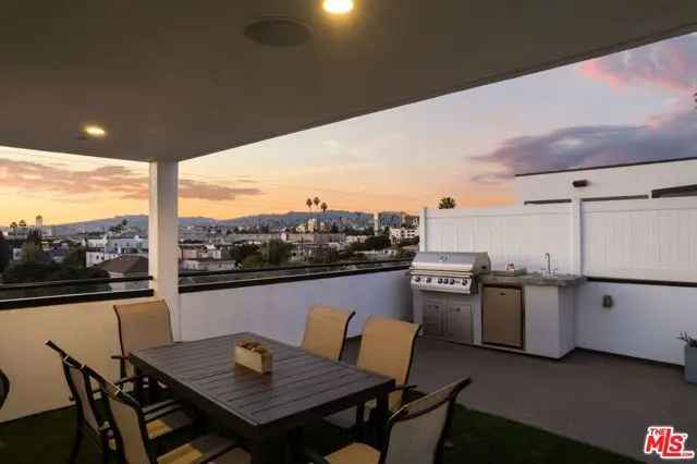 Single-family house For Sale in 735, North Gramercy Place, Los Angeles, California