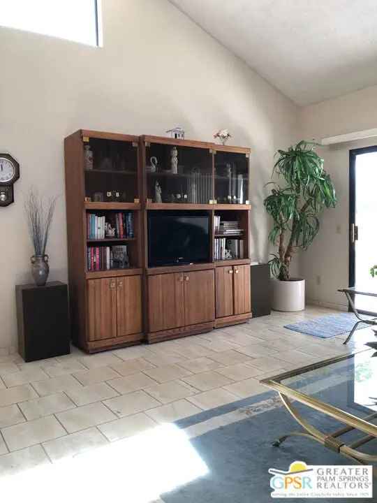 Single-family house For Sale in Cathedral City, California