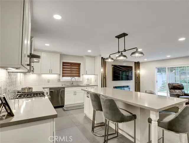 Single-family house For Sale in 10261, Maikai Drive, Huntington Beach, California