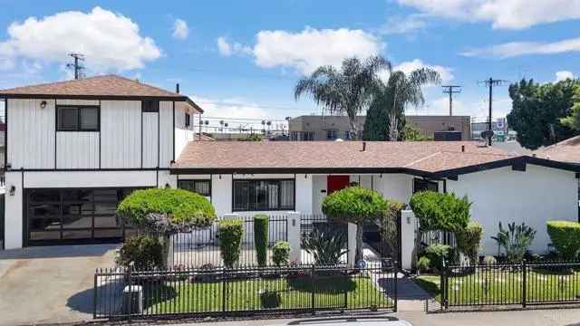 Single-family house For Sale in Long Beach, California