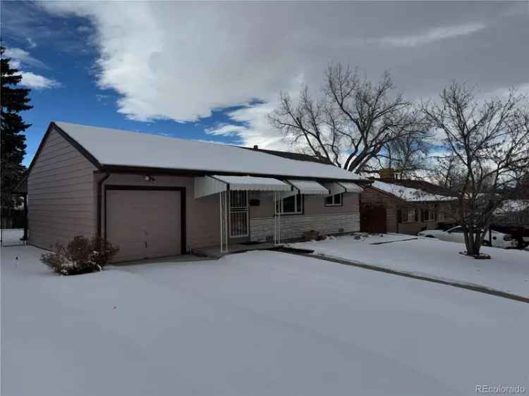 Single-family house For Sale in 1851, South Perry Way, Denver, Colorado