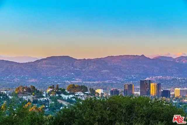 Single-family house For Sale in 21015, Mulholland Drive, Los Angeles, California