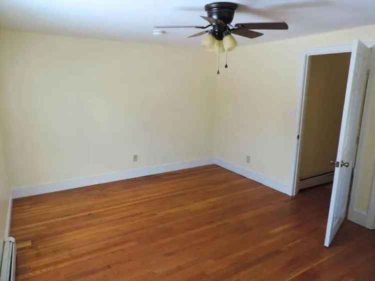 Single-family house For Rent in 122, Rockland Street, Abington, Massachusetts