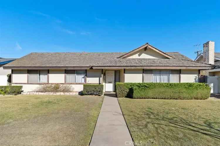 Single-family house For Sale in 5541, Heil Avenue, Huntington Beach, California