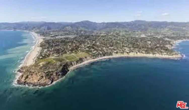 Single-family house For Sale in 29135, Cliffside Drive, Malibu, California