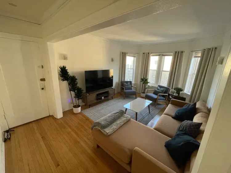 Andersonville 2-Bedroom Apartment - Updated Kitchen and In-Unit Laundry