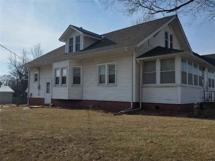 Single-family house For Sale in 714, East 5th Street, Vinton, Iowa