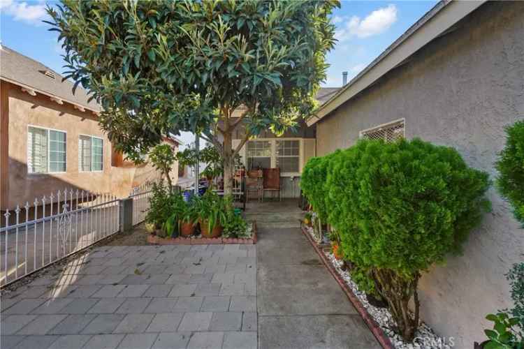 Single-family house For Sale in 3938, Dalton Avenue, Los Angeles, California