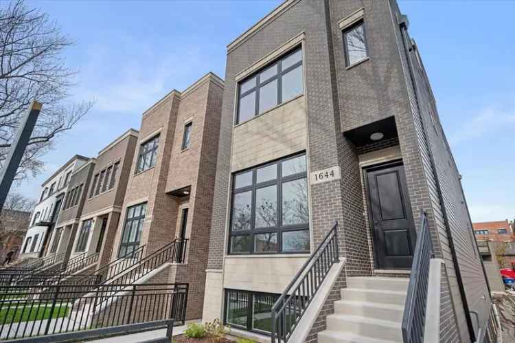 Single-family house For Sale in 1642, West Wolfram Street, Chicago, Illinois